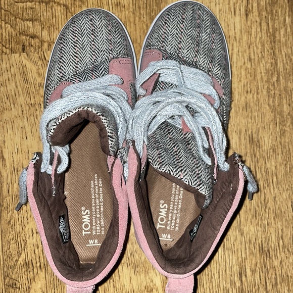 Toms high tops, nice casual shoe. Barely worn. - Picture 3 of 4